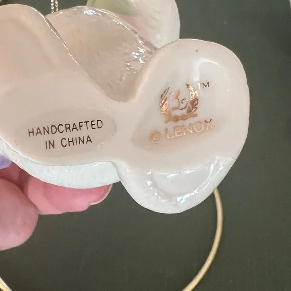 Lenox 2002 teddy bear carrying gifts ornament with gold trim - Picture 4 of 4